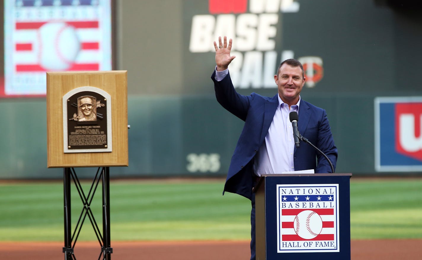 Former Twins player Jim Thome waved to the crowd as he was introduced during ceremonies to honor him after his recent induction into the National Baseball Hall of Fame