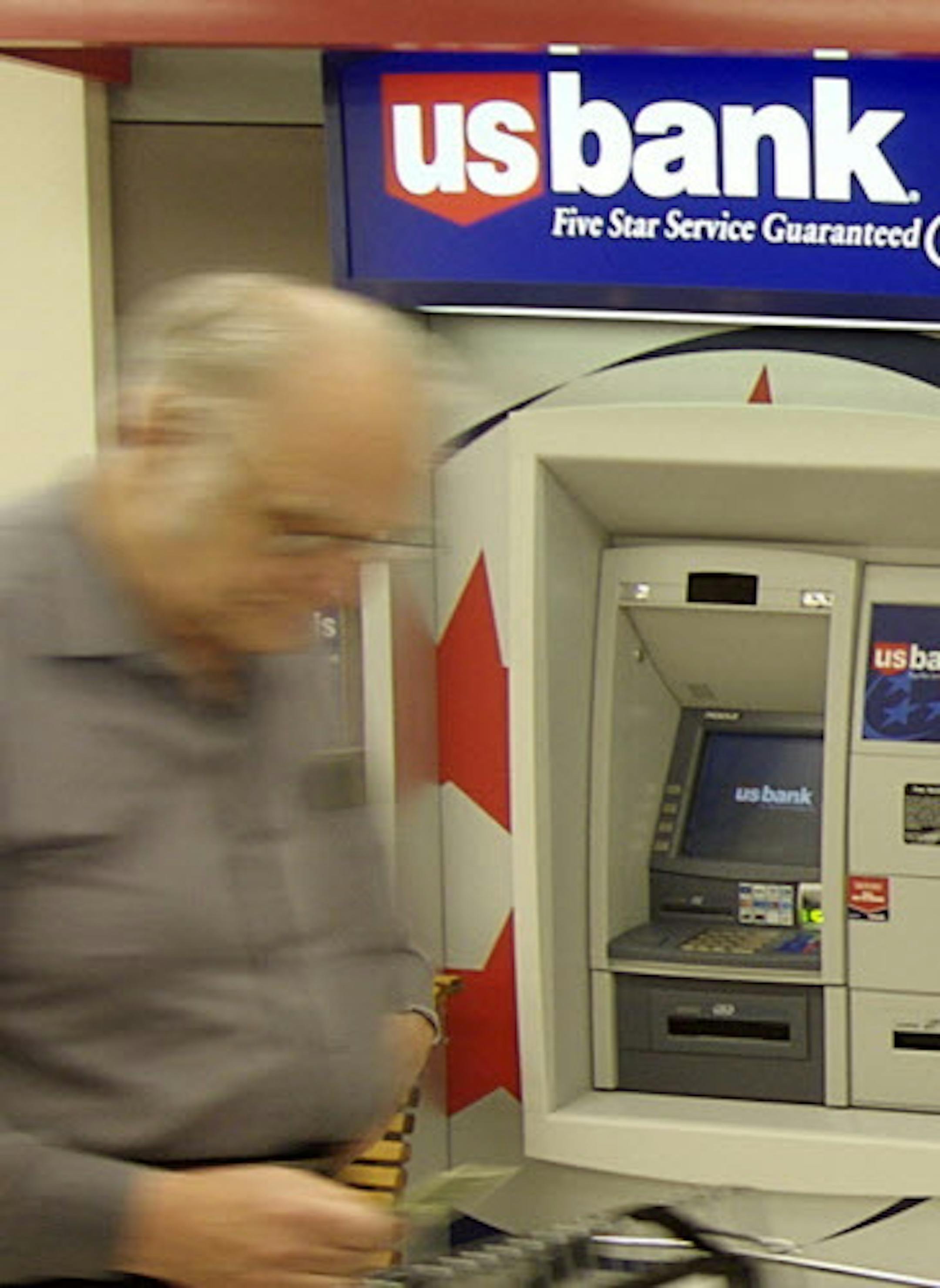 PHOTO CAPTION 4 of 5 (USBANK JPG7) CREDIT: Tim Parker/U.S. Bancorp U.S. Bank instore banker Jacinda Jarchow and co-manager Jason Childes asssit customers inside U.S. Bank's Des Peres Schnucks office in West St. Louis County. †The full-service bank is open 7 days a week, even drawing customers on Sundays. ORG XMIT: MIN2015070716154542