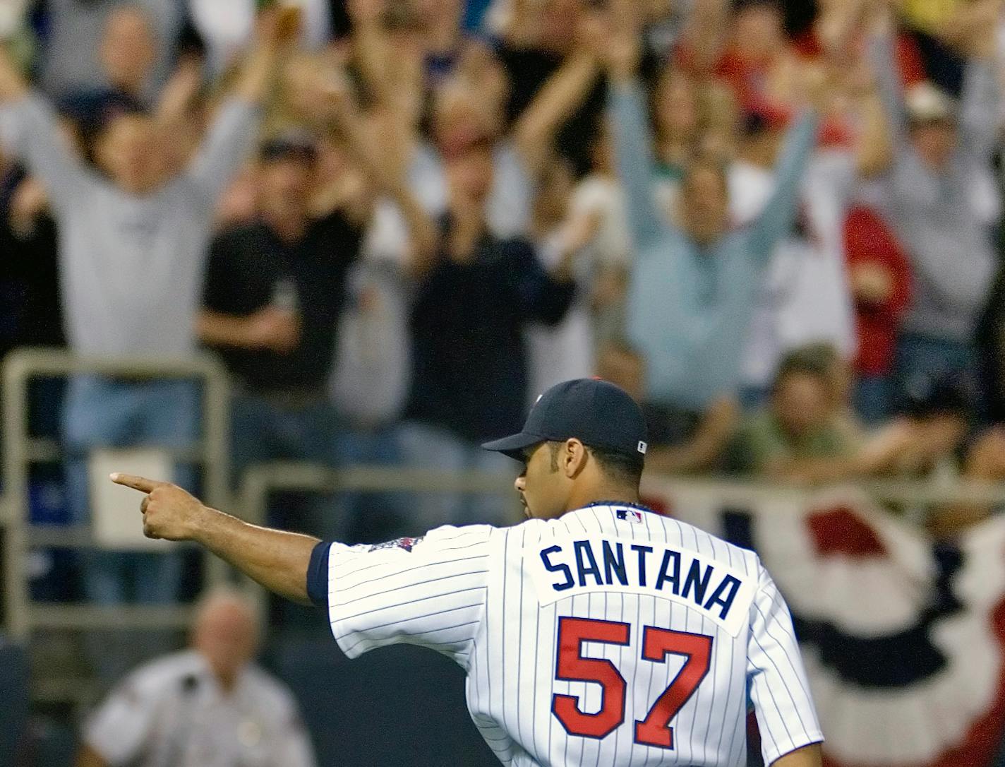 DAVID BREWSTER • dbrewster@startribune.com Sunday_8/19/07_Minneapolis TWINS vs. TEXAS RANGERS Twins pitcher Johan Santana points to freahly struckout batter, Jarrod Saltalamacchia, as he leaves the mound at the end of the 8th inning.