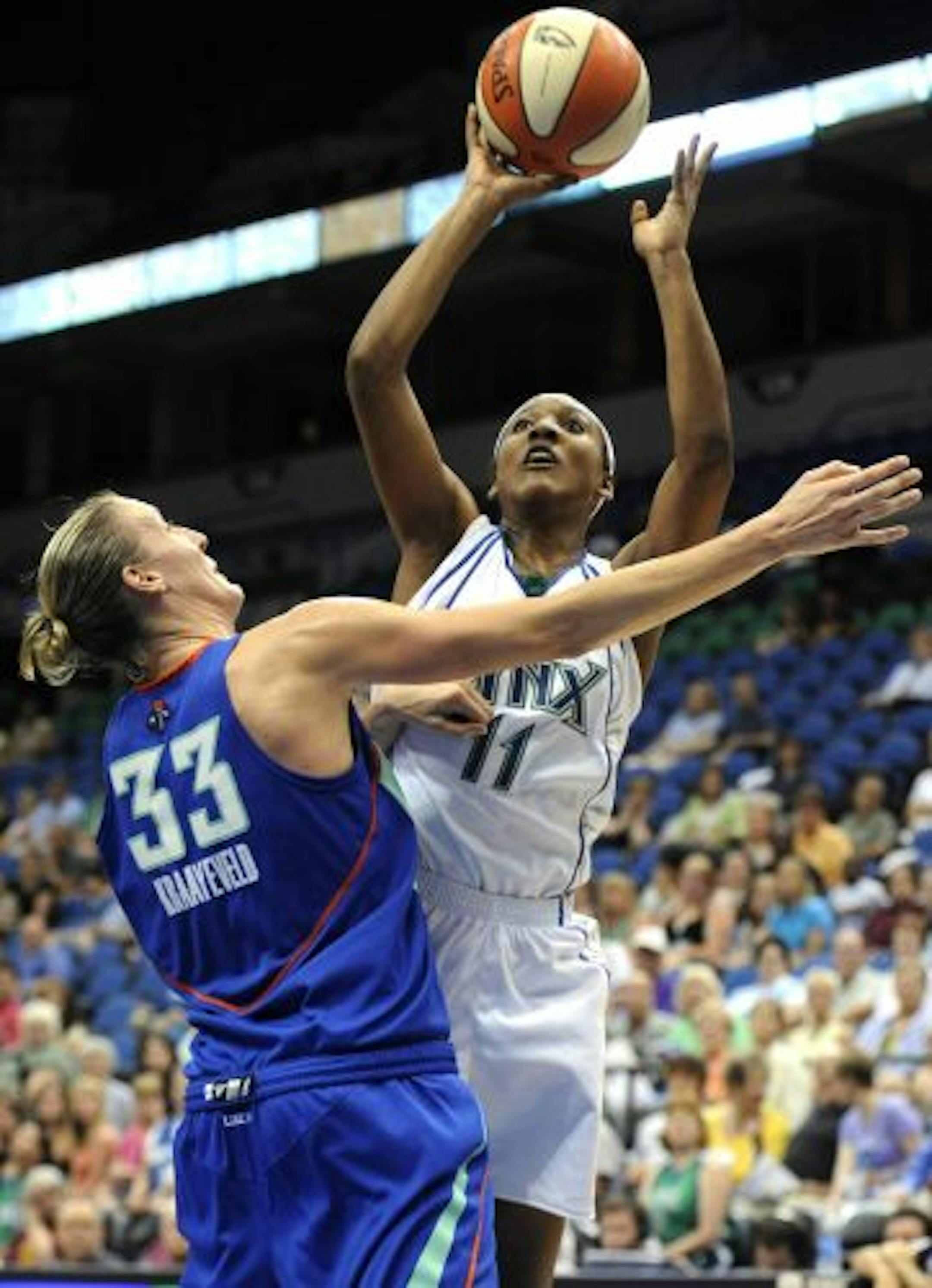 Candice Wiggins shot over New York's Cathrine Kraayeveld.
