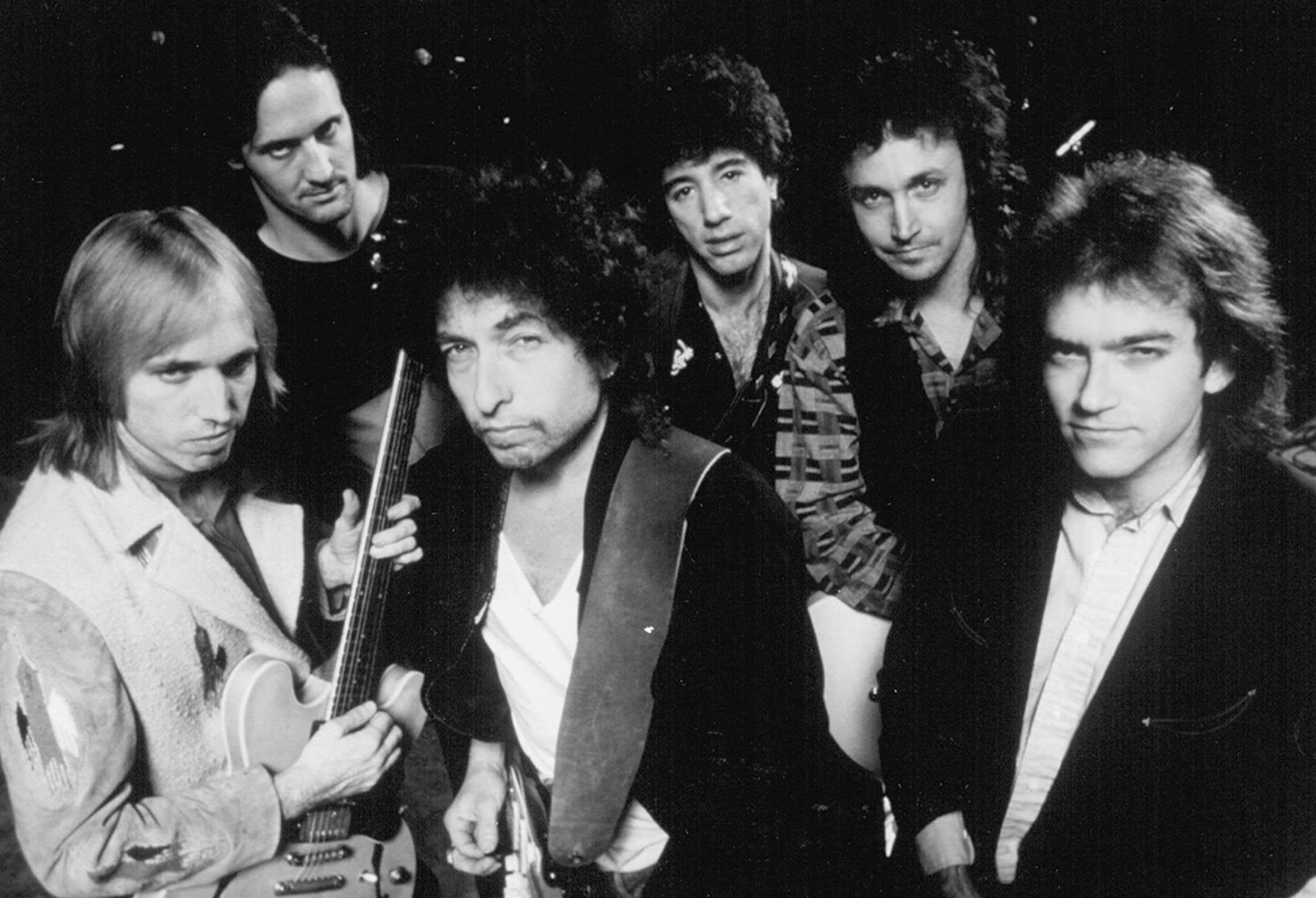 June 22,1986 Bob Dylan (center) & the heartbreakers, from left: Tom Petty , Stan Lynch, Howie Epstein, Mike Campbell and Benmont Tench.