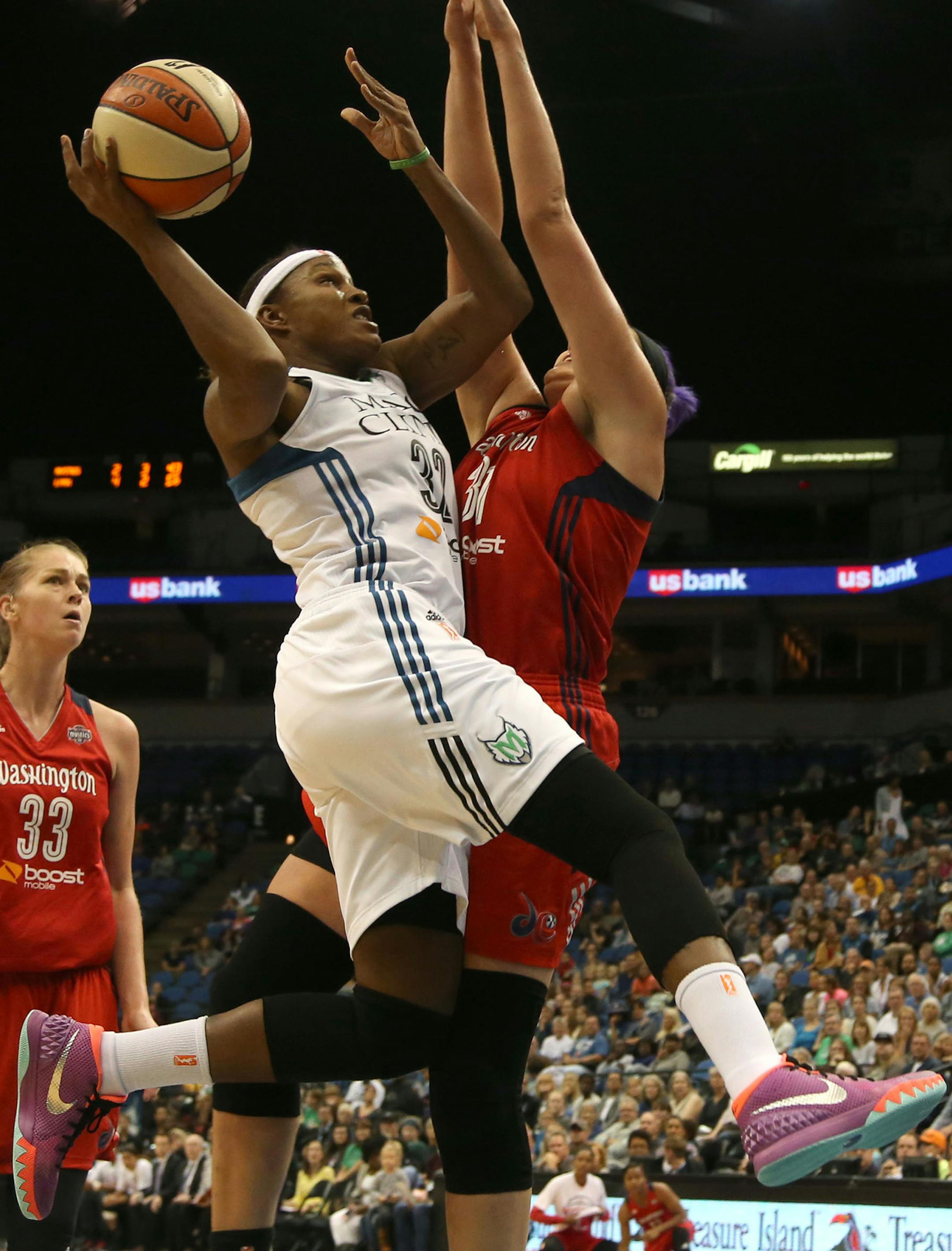 Lynx Rebekkah Brunson drove to the basket against Washington's Stefanie Dolson during the first half.. ] (KYNDELL HARKNESS/STAR TRIBUNE) kyndell.harkness@startribune.com Lynx vs Washington at Target Center in Minneapolis , Min., Wednesday August 19, 2015.