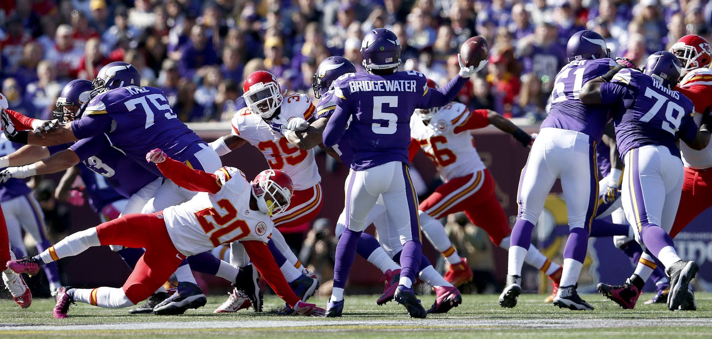 Vikings quarterback Teddy Bridgewater (5) attempted a pass while being defended by his offensive line in the second quarter. ] CARLOS GONZALEZ &#xef; cgonzalez@startribune.com - October 18, 2015, Minneapolis, MN, TCF Bank Stadium, NFL, Minnesota Vikings vs. Kansas City Chiefs