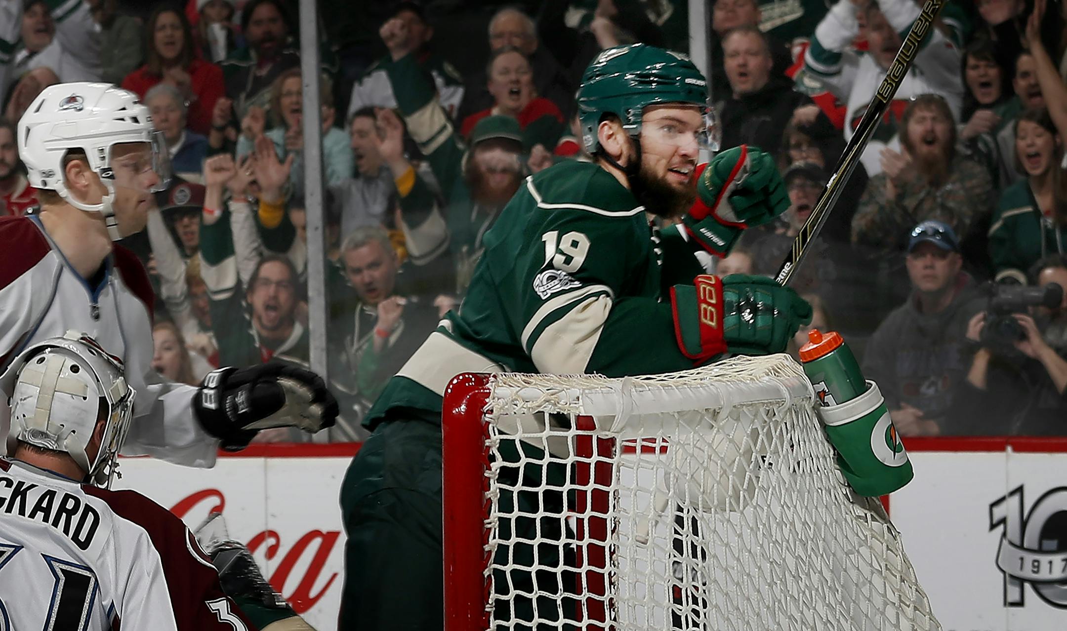 Martin Hanzal (19) celebrated after scoring a goal in the first period.