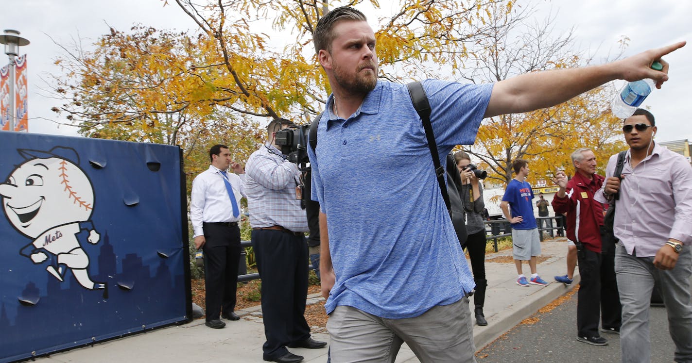 New York Mets' Lucas Duda waves to fans after disembarking from a bus at Citi Field, Thursday, Oct. 22, 2015. The Mets swept the Chicago Cubs to win the National League Championship pennant. (AP Photo/Kathy Willens)