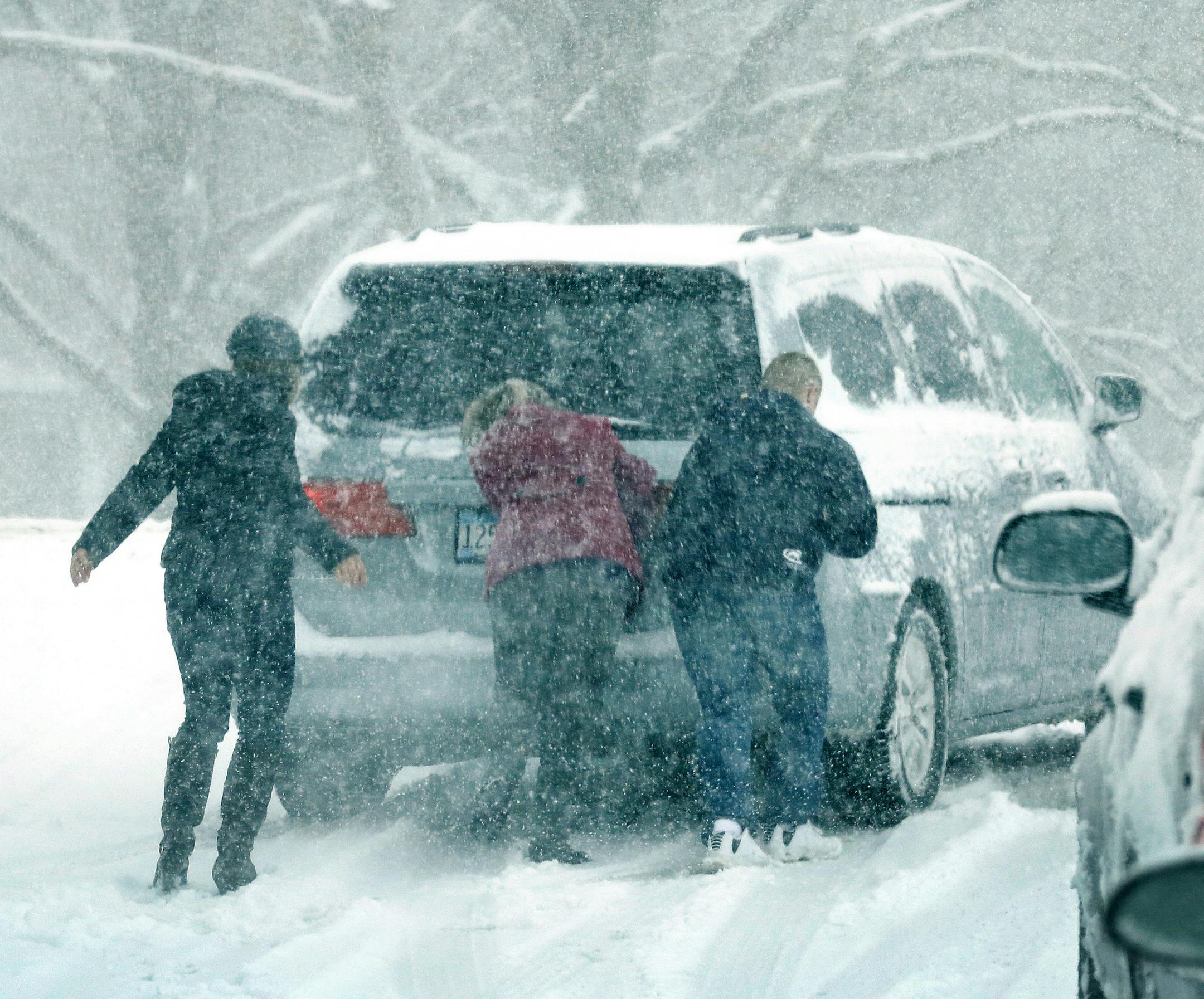 A nasty spring snow storm is blasting parts of Minnesota Wednesday afternoon with up to 10 inches of new snow expected in some areas. Here, it wasn't a Glorious day for folks at A Glorius Church in Monticello, just getting out of the parking lot was a challenge as slick roads made travel challenging. ] BRIAN PETERSON &#x201a;&#xc4;&#xa2; brian.peterson@startribune.com Monticello, MN 4/16/2014