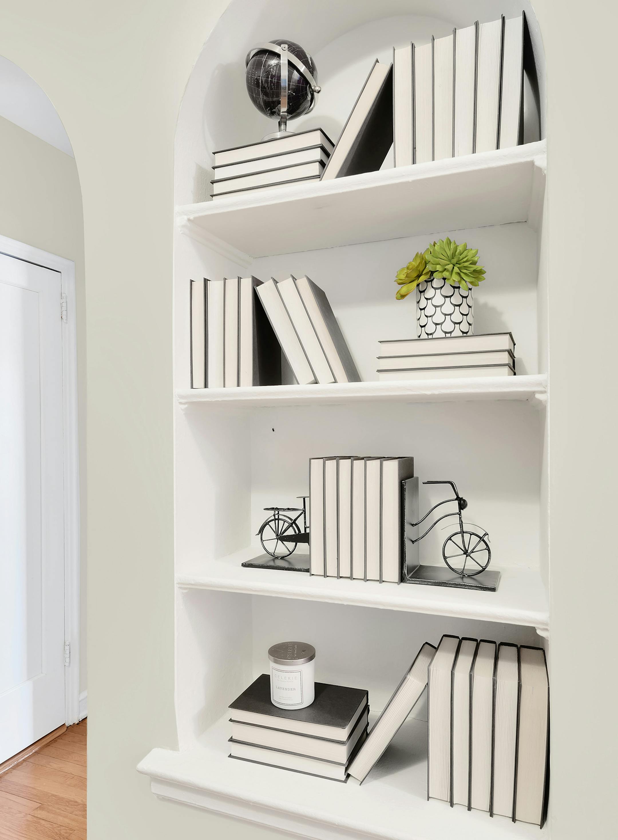 Books turned backwards help add white accents in this bookcase's styling. (Design Recipes) ORG XMIT: 1234171