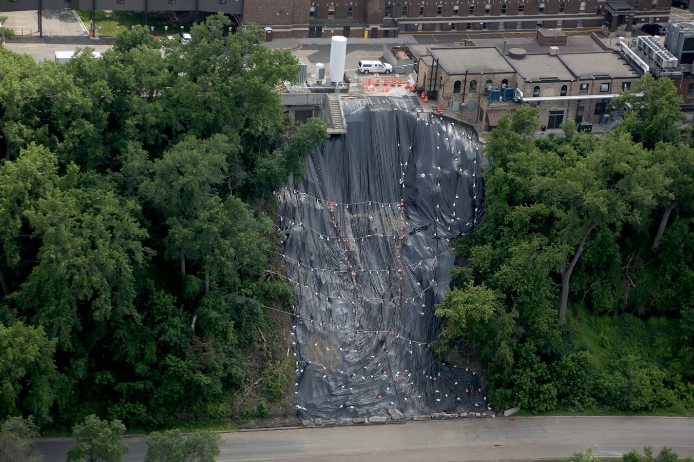 The mudslide along the West River Parkway. ] (KYNDELL HARKNESS/STAR TRIBUNE) kyndell.harkness@startribune.com in Minneapolis Min. Friday, June 27, 2014.