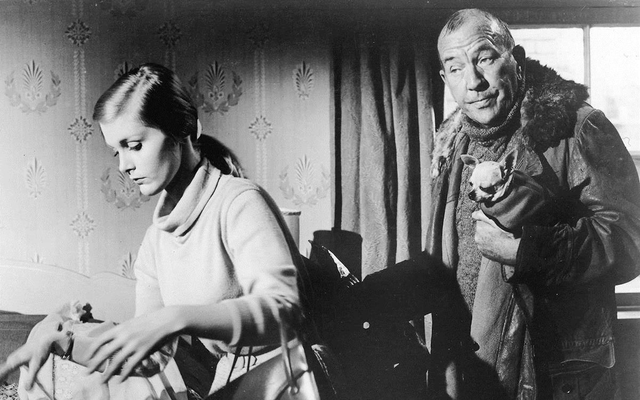 Carol Lynley and Noel Coward in "Bunny Lake is Missing"