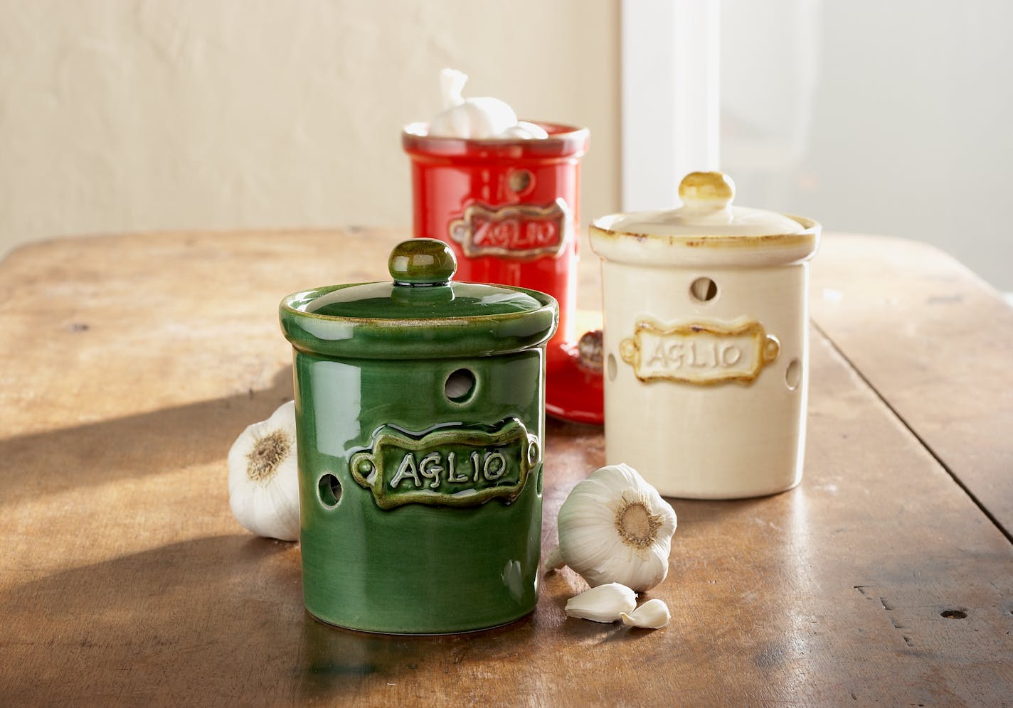 Keep your garlic fresh with an Italian ceramic cellar. In red, green and ivory.