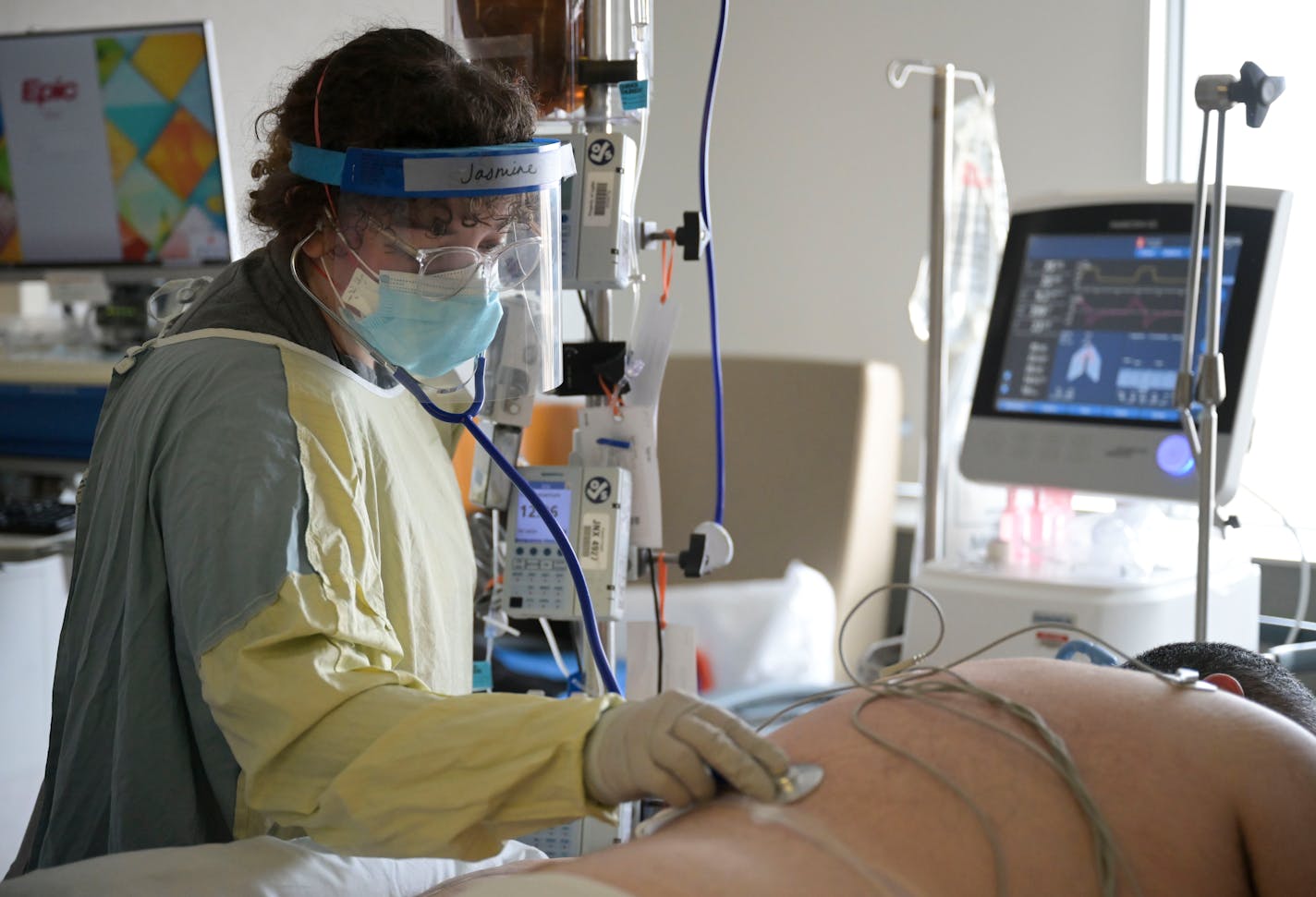 Jasmine Watts, a student studying to become a respiratory therapist from St. Kates, listened to a COVID patients breathing after he was flipped onto the prone position Tuesday morning. ] AARON LAVINSKY • aaron.lavinsky@startribune.com