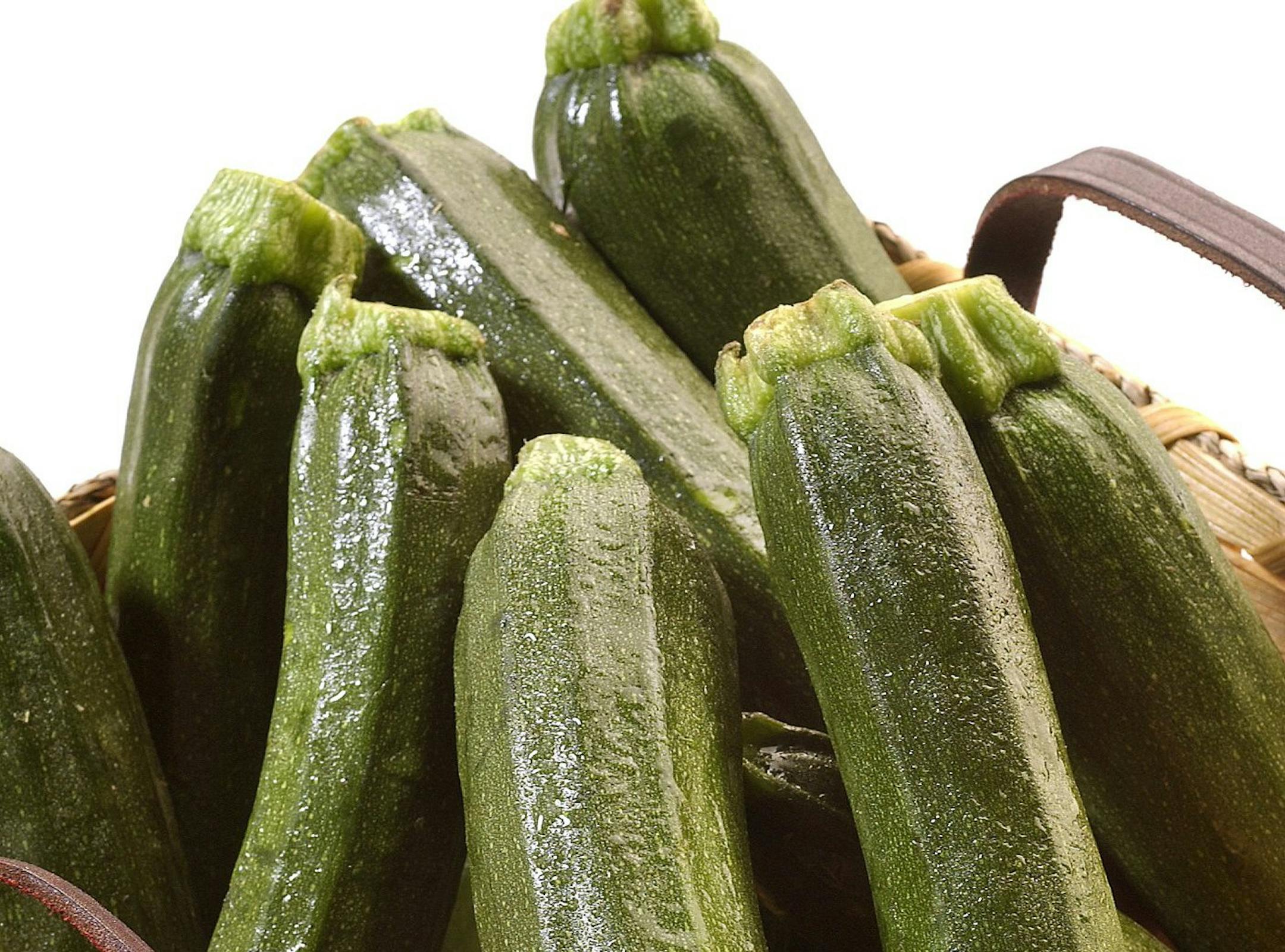 KRT FOOD STORY SLUGGED: TESTKITCHEN KRT PHOTO BY BOB FILA/CHICAGO TRIBUNE (August 11) Zucchini can be used for soup and other tasty dishes. (gsb) 2003