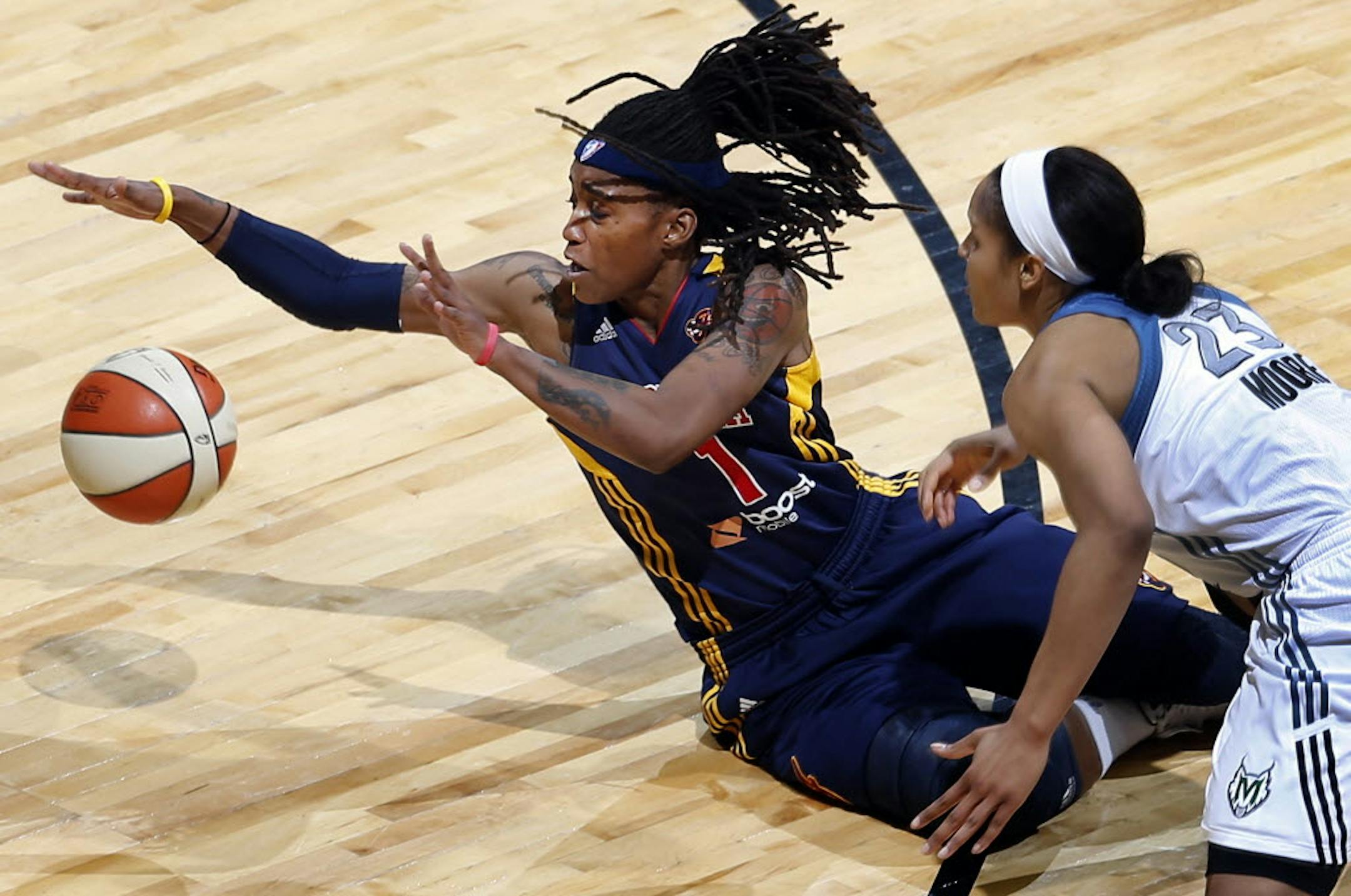 Indianka's Shavonte Zellous (1) and Minnesota's Maya Moore (23) fought for a loose ball in the first half.
