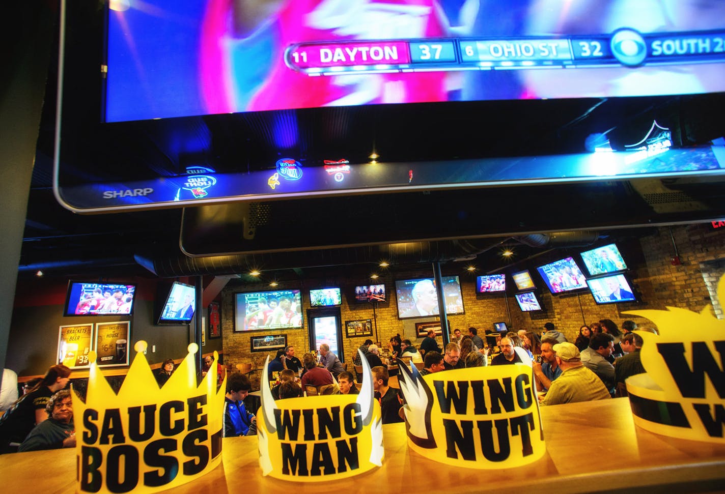 A busy lunchtime at the start of the NCAA tournament. Buffalo Wild Wings at the University of Minnesota ] GLEN STUBBE * gstubbe@startribune.com Thursday, March 20, 2014.