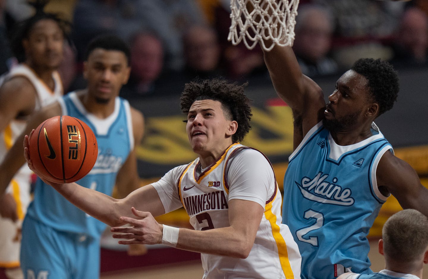 Minnesota Golden Gophers guard Mike Mitchell Jr. (2) scored over Maine Black Bears guard Ja'Shonte Wright-McLeish (2) on layup in the second half Friday December ,29, 2023 in, Minneapolis, Minn. ] JERRY HOLT • jerry.holt@startribune.com