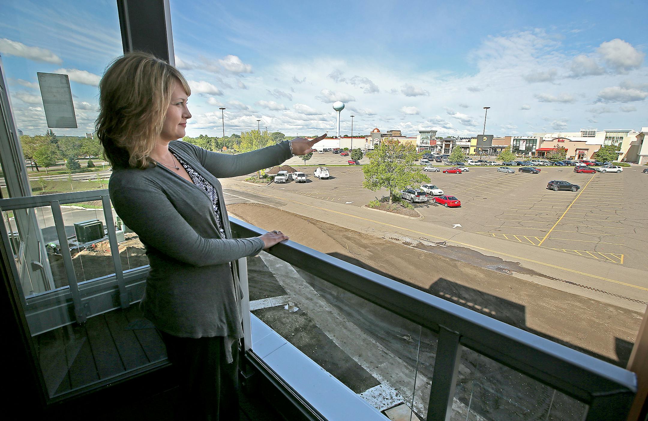 Karen Hermes, an assistant property director for One Southdale Place, showed an apartment balcony that overlooks Southdale Mall, Thursday, September 11, 2014 in Edina, MN. ] (ELIZABETH FLORES/STAR TRIBUNE) ELIZABETH FLORES • eflores@startribune.com