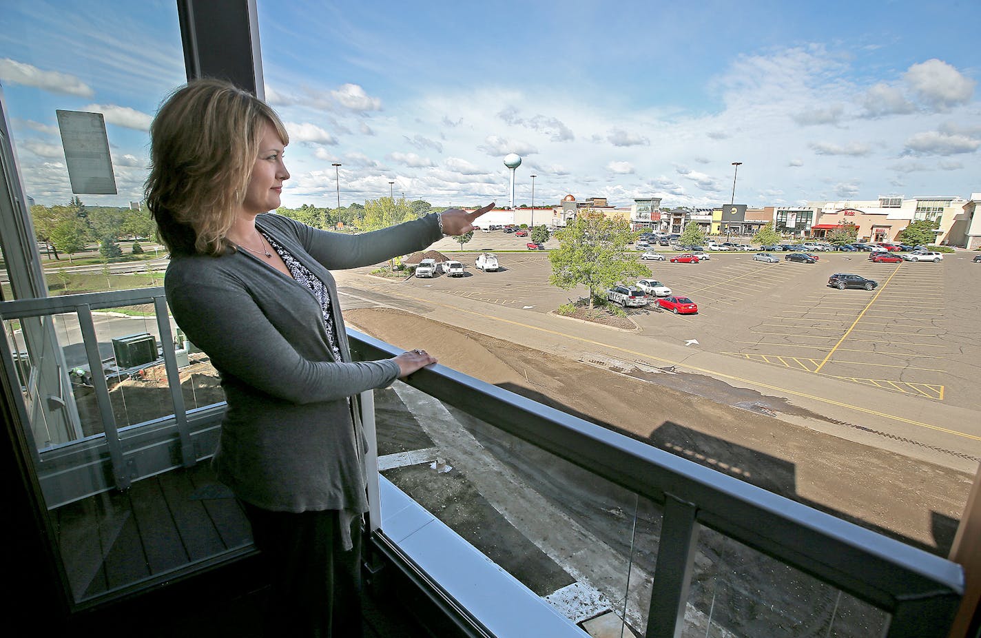 Karen Hermes, an assistant property director for One Southdale Place, showed an apartment balcony that overlooks Southdale Mall, Thursday, September 11, 2014 in Edina, MN. ] (ELIZABETH FLORES/STAR TRIBUNE) ELIZABETH FLORES &#x2022; eflores@startribune.com