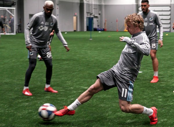High-priced teenager Thomas Chacon (center) practices with Minnesota United for the first time. ] brian.peterson@startribune.com Blaine, MN Tuesday, A