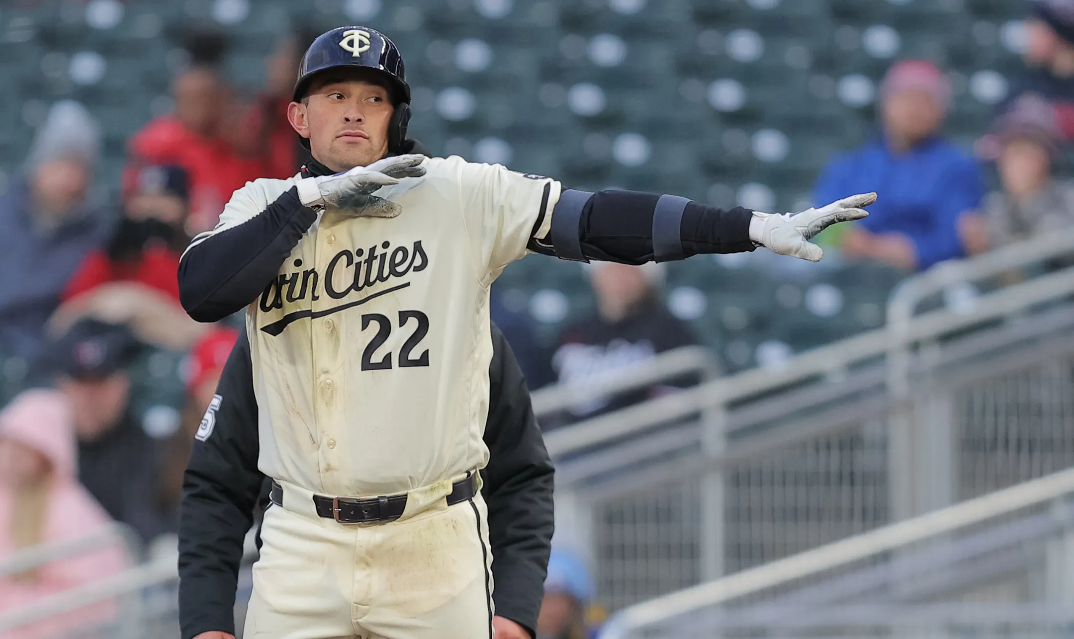 Twins mimic NFL receivers with base hit celebrations