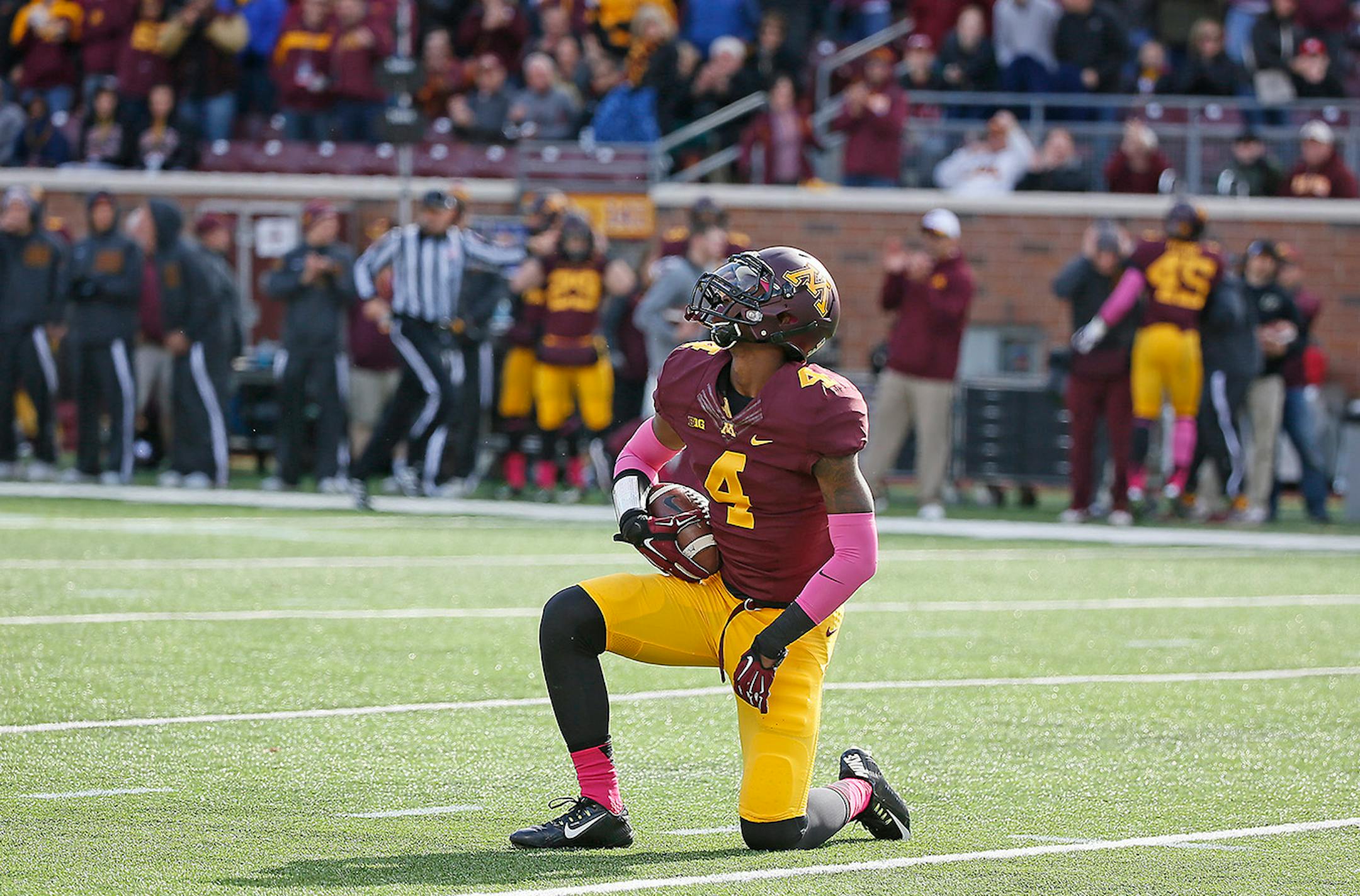 Gophers' wide receiver Donovahn Jones (4) celebrated his catch toward the Minnesota end zone in the third quarter as the Minnesota Gophers took on the Purdue Boilermakers, Saturday, October 18, 2014 at TCF Stadium in Minneapolis, MN. ] (ELIZABETH FLORES/STAR TRIBUNE) ELIZABETH FLORES • eflores@startribune.com