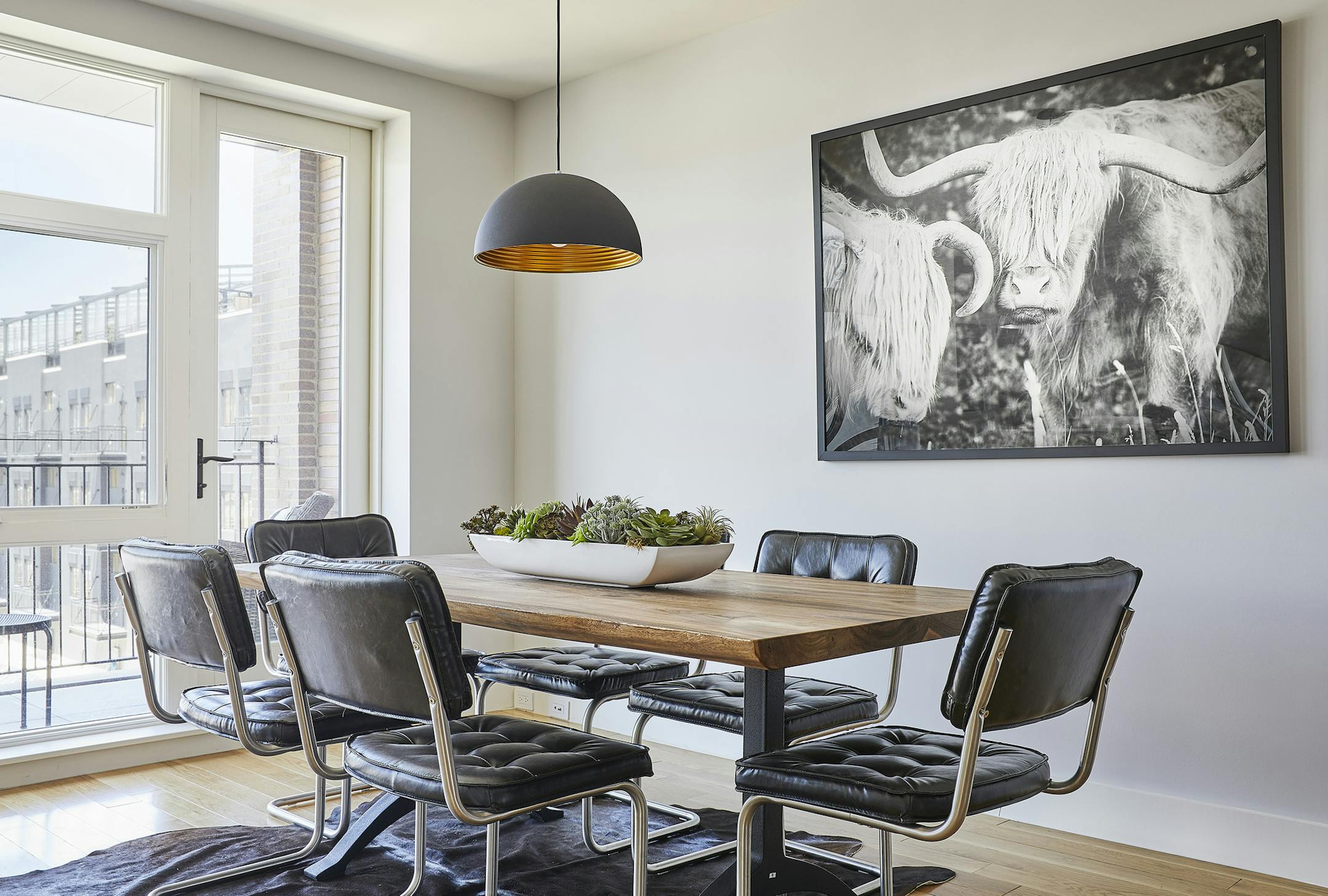 Black-and-white photography is a welcome surprise in this dining room. (Design Recipes)