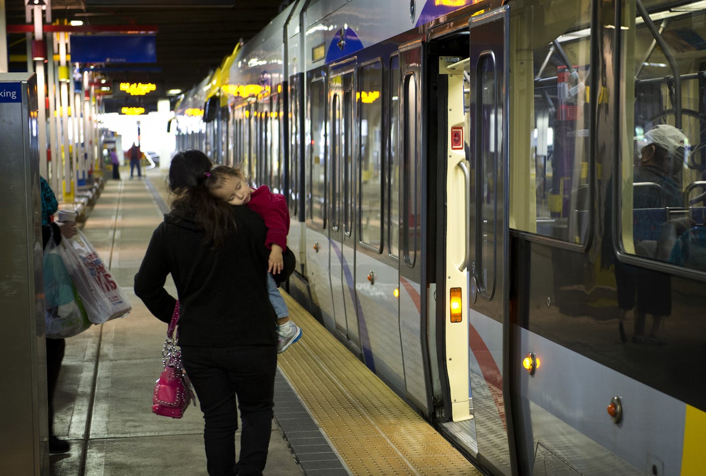 Passengers head to Metro Transit light rail trains at the Mall of America station in Bloomington, Friday, September 21, 2012 ] GLEN STUBBE * gstubbe@startribune.com