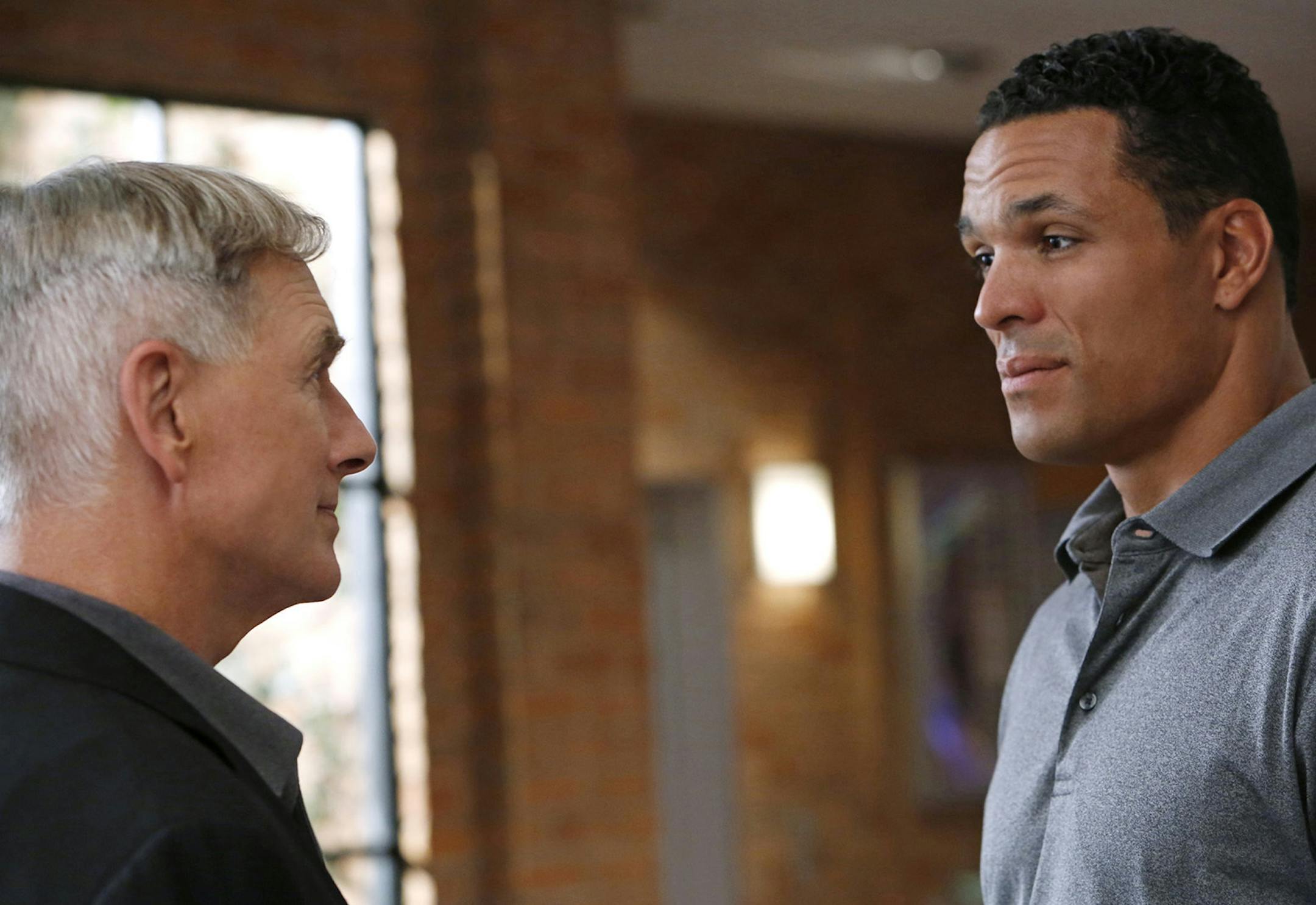 "Kill the Messenger" -- When a Navy Lieutenant is killed on his way to a private meeting with the President, the NCIS team must determine if the murder was part of a recent stream of muggings in the area or a targeted hit to keep intel secret, on NCIS, Tuesday, Sept. 30 (8:00-9:00 PM, ET/PT), on the CBS Television Network. Tony Gonzalez, former NFL player and studio analyst for THE NFL TODAY on the Network and contributor for THURSDAY NIGHT FOOTBALL, guest stars as NCIS Special Agent Tony Franci