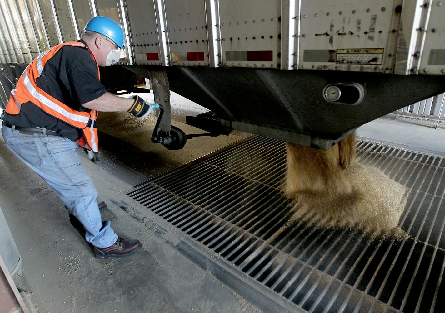 Production at General Mills flour mill, Wednesday, October 7, 2015 in Fridley, MN. ] (ELIZABETH FLORES/STAR TRIBUNE) ELIZABETH FLORES &#x2022; eflores@startribune.com