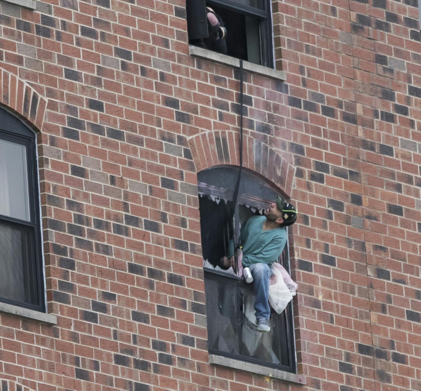 A man leaned out a window and spoke with an officer in the room above as police try to negotiate with him to surrender a stand off with police that went on for 38 hours on Tuesday, January 30, 2018, at the Graduate Hotel at the University of Minnesota in Minneapolis, Minn. ] RENEE JONES SCHNEIDER &#x2022; renee.jones@startribune.com