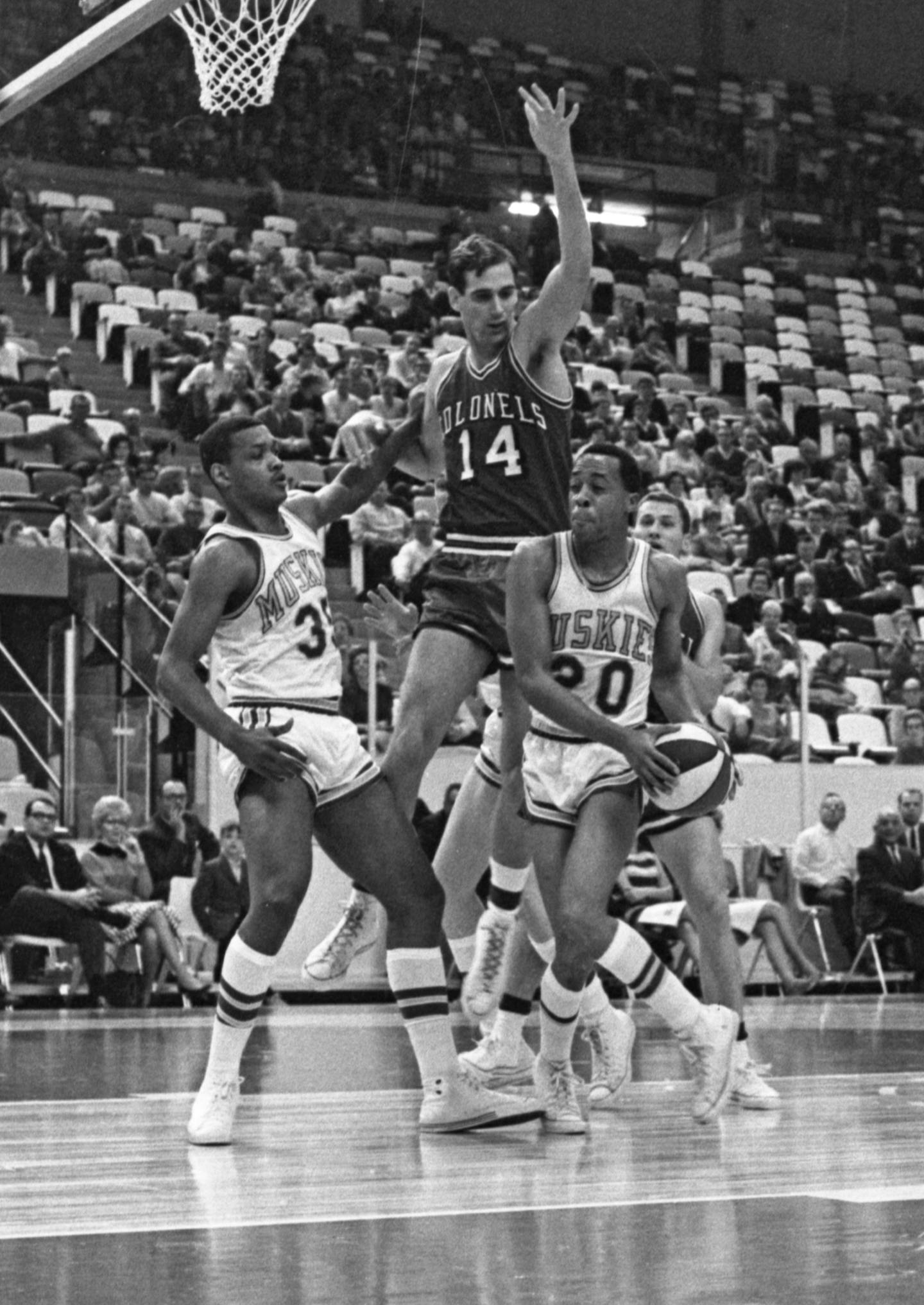 October 22, 1967: Minnesota Muskies' Donnie Freeman drives the lane