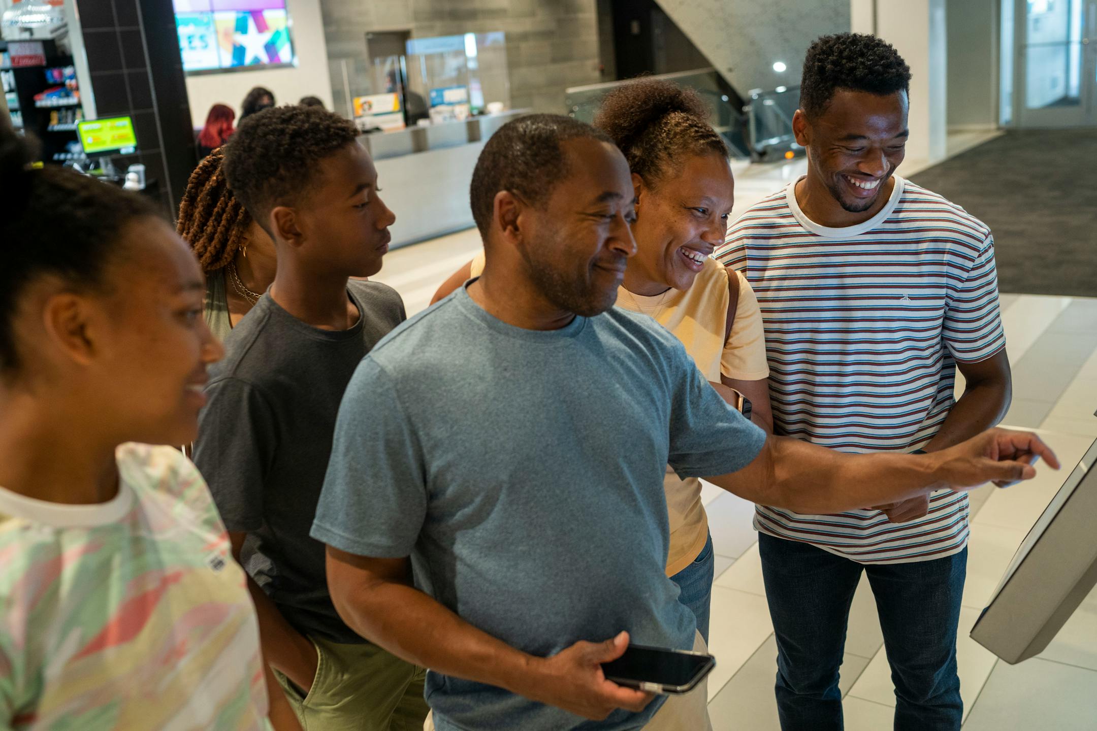 From left, Camber, Camryn, Braxton, Reggie, Valerie, and Jacori Hayes check directions at Mall of America on Friday, July 2, 2021, in Minneapolis. Jacori's, of Minnesota United FC, parents came up to visit him and watch him play on Saturday night. ] ANTRANIK TAVITIAN • anto.tavitian@startribune.com