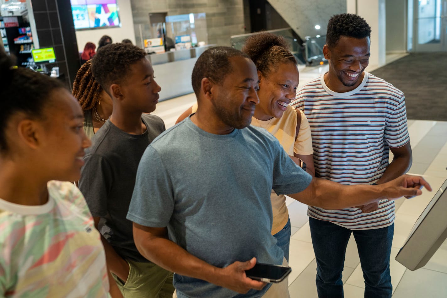 From left, Camber, Camryn, Braxton, Reggie, Valerie, and Jacori Hayes check directions at Mall of America on Friday, July 2, 2021, in Minneapolis. Jacori's, of Minnesota United FC, parents came up to visit him and watch him play on Saturday night. ] ANTRANIK TAVITIAN • anto.tavitian@startribune.com