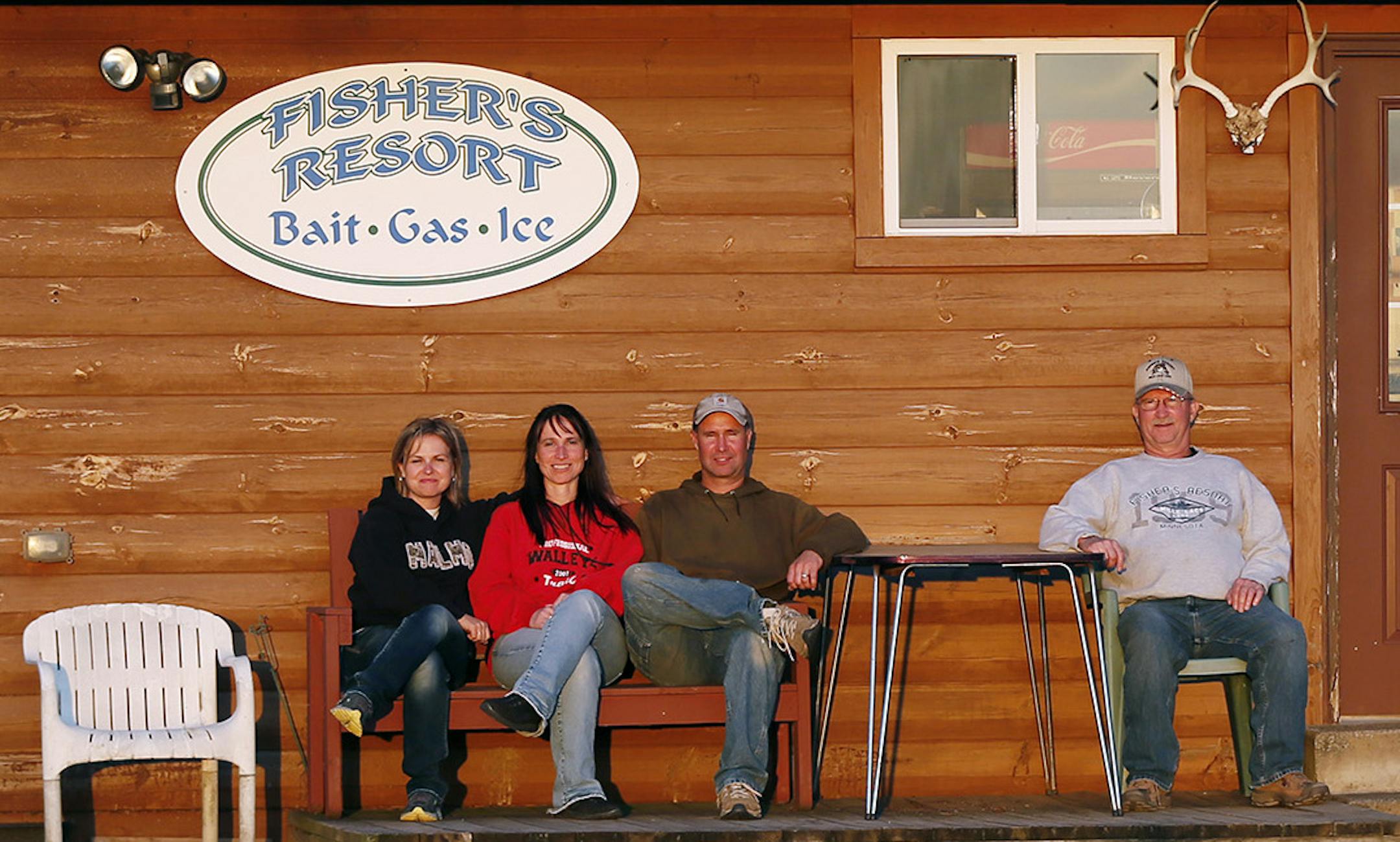 Siblings Suzy Anderson left Nicole Fisher and Dean Fisher with there father Greg Fisher watched the sun set on Lake Millie Lacs on the eve of the Minnesota fishing opener Friday May 8, 2015 Malmo, MN. ORG XMIT: MIN1505091300150091