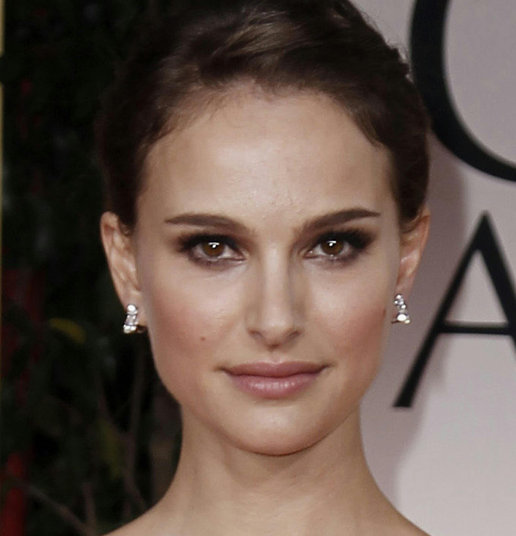 Natalie Portman arrives at the 69th Annual Golden Globe Awards Sunday, Jan. 15, 2012, in Los Angeles. (AP Photo/Matt Sayles) ORG XMIT: MIN2013050310103113
