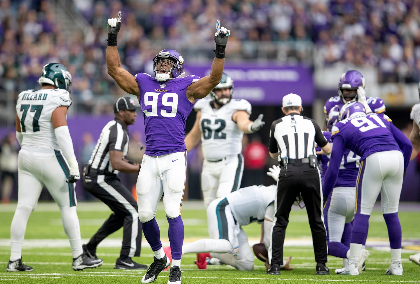 Vikings defensive end Danielle Hunter celebrated a sack in the fourth quarter.