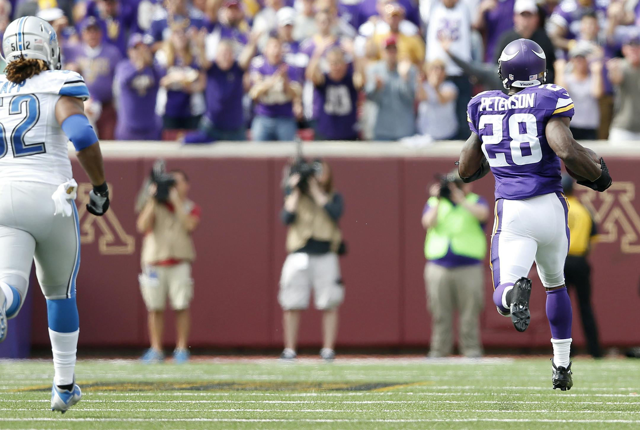 Minnesota Vikings running back Adrian Peterson (28) ran from Lions defender during a 49 yard catch and run in the second quarter. ] CARLOS GONZALEZ cgonzalez@startribune.com - September 20, 2015, TCF Bank Stadium, Minneapolis, MN, NFL, Minnesota Vikings vs. Detroit Lions ORG XMIT: MIN1509201624130889