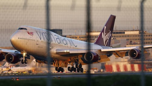 A Virgin Atlantic Boeing passenger jet performs an emergency landing at Gatwick Airport after developing a landing gear fault, London, Monday, Dec. 29 2014. The airline says the plane undertook "a non-standard landing procedure" because of "a technical issue with one of the landing gears." (AP Photo/PA, Gareth Fuller) UNITED KINGDOM OUT, NO SALES, NO ARCHIVE