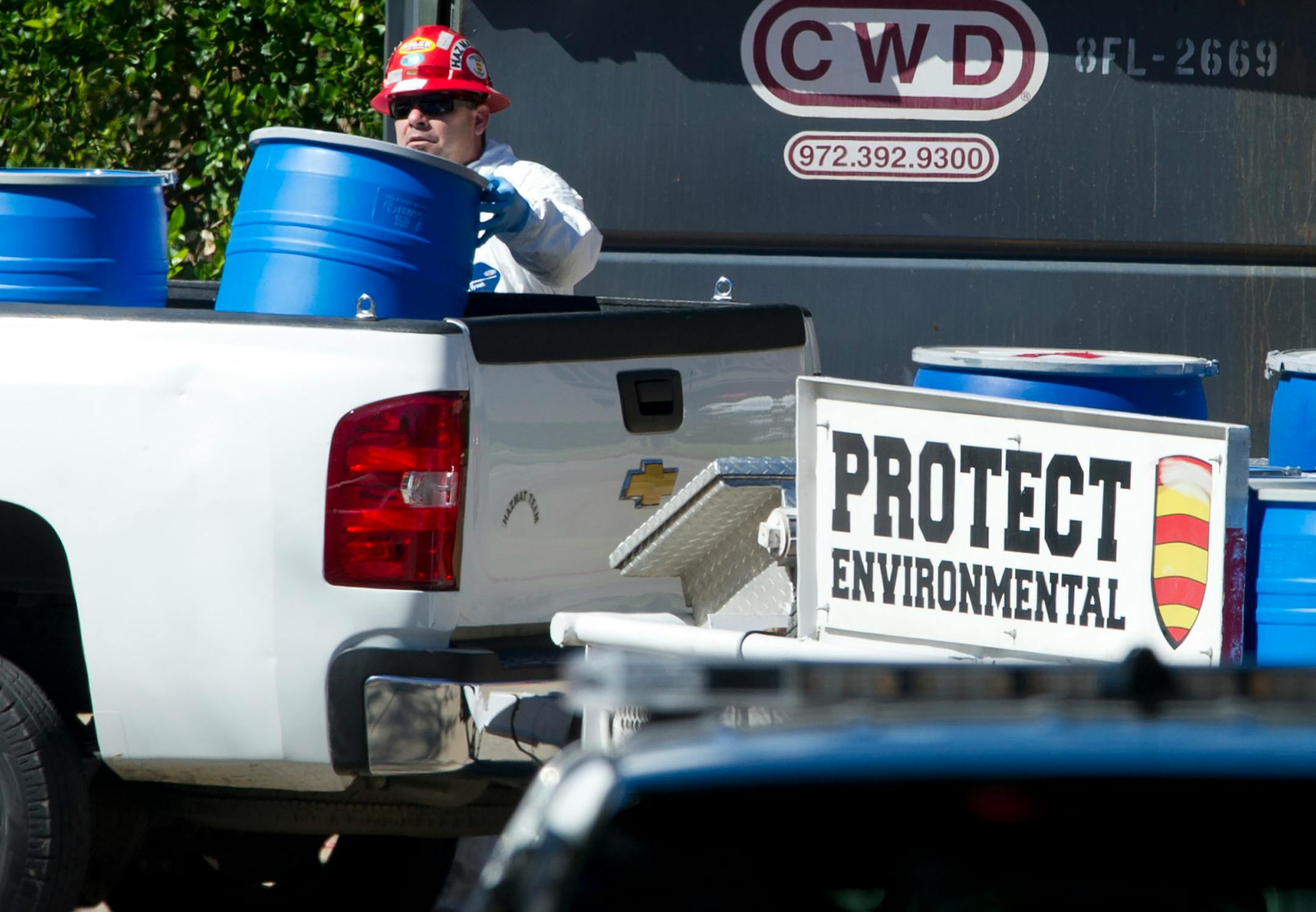 A hazardous materials crew prepares to clean the apartment of Amber Vinson, the second health care worker in the U.S. to be diagnosed with Ebola, at Village Bend East apartments in Dallas, Oct. 15, 2014. Vinson, a hospital worker who was part of the medical team that cared for the first patient, Thomas Eric Duncan, reported having a fever on Tuesday and was isolated a short time later at Texas Health Presbyterian Hospital. (Cooper Neill/The New York Times)
