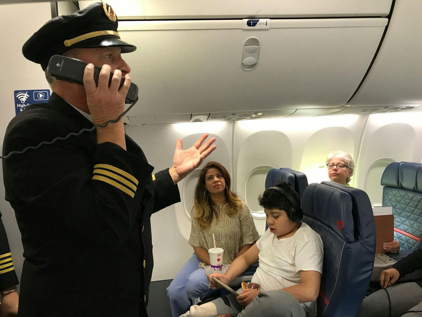 Delta pilot Rich Kargel offers travel tips to a group of Navigating MSP participants. Kargel has volunteered with the program since its inception in 2013 and has a child with autism.