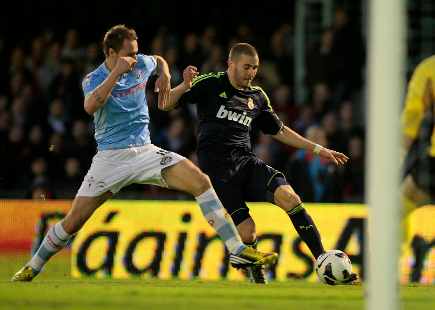 Celta's Vadim Demidov from Norway, left, in action with Real Madrid's Karim Benzema from France, during a Spanish La Liga soccer match at the Balaidos stadium in Vigo, Spain, Sunday, March 10, 2013. (AP Photo/Lalo R. Villar) ORG XMIT: EM107