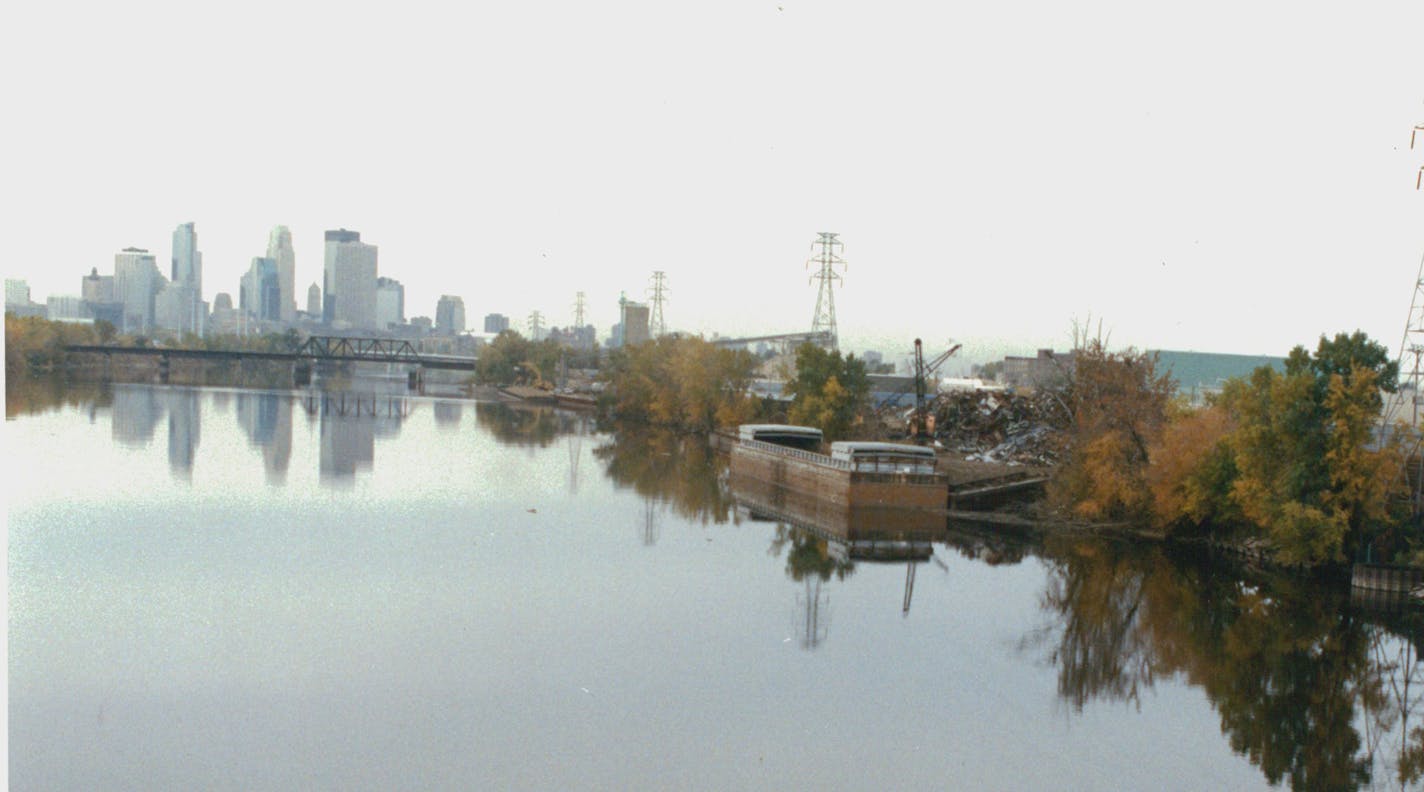 October 10, 1991 On one side of the Mississippi River north of downtown Mpls a few house line the east bank. The other side has industrial companies. A pile of scrap metal at American Iron sits on the west bank of the Mississippi River just north of downtown. This photo was taken from the Lowry bridge looking south. October 15, 1991 Jerry Holt, Minneapolis Star Tribune