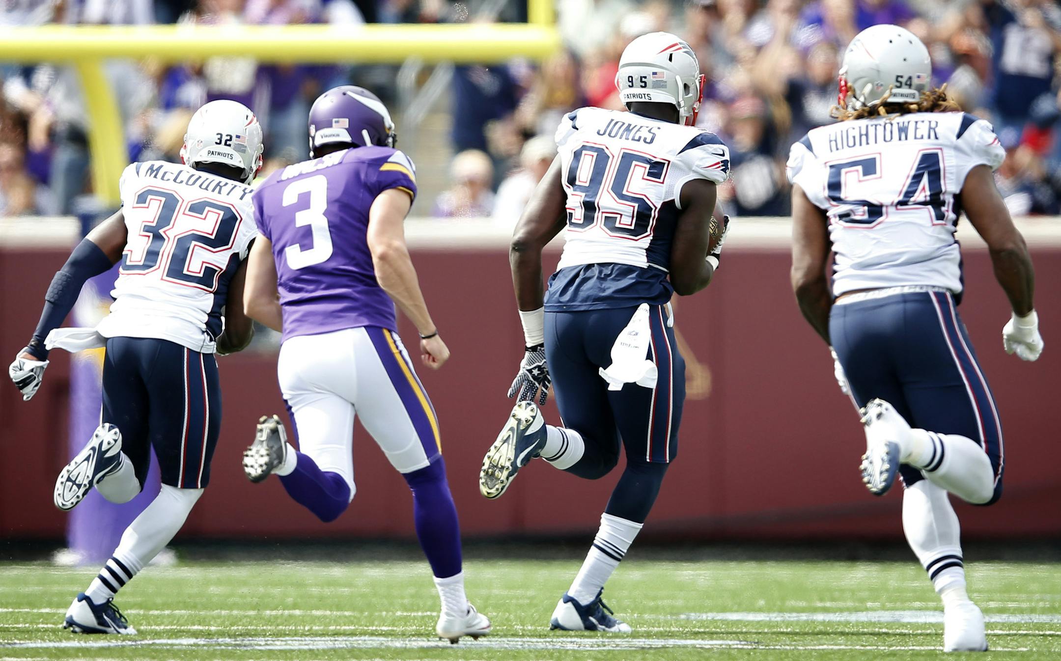 Chandler Jones (95) blocked a field goal attempt by the Vikings Blair Walsh (3) and returned it for a touchdown in the second quarter. ] CARLOS GONZALEZ cgonzalez@startribune.com - September 14 , 2014 , Minneapolis, Minn., NFL, TCF Bank Stadium, Minnesota Vikings vs. New England Patriots