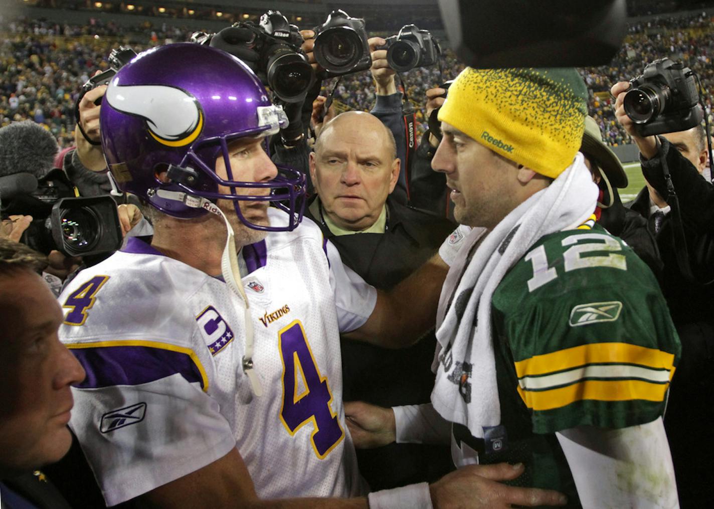 BRIAN PETERSON ¥ brianp@startribune.com Green Bay, WI - 11/01/2009 Minnesota Vikings vs Green Bay Packers - Brett Favre returns to Lambeau Field. ] Vikings Quarterback Brett Favre and Green Bay quarterback Aaron Rodgers shook hands after Brett Favre lead the Vkings to victory in Lambeau field. ORG XMIT: MIN2016091718501017