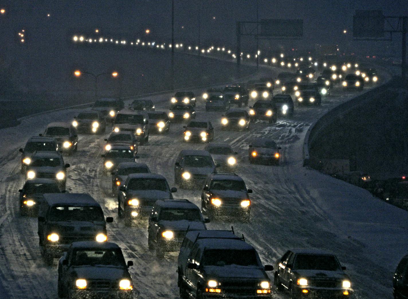 Jim Gehrz/Minneapolis Star Tribune Minneapolis/January 21, 2005/5:30 PM Traffic along I-94, looking east from S.. 11th Ave. in Minneapolis, was stop and go, due to a snow storm that hit the Twin Cities and surrounding areas Friday.