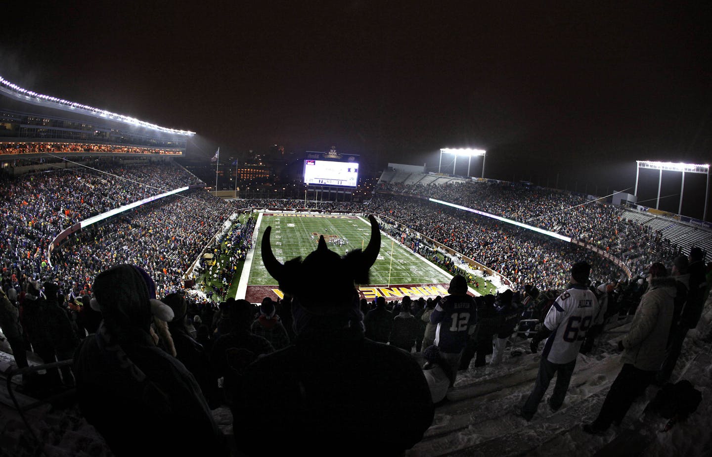 TCF Bank Stadium was packed with enthusiastic fans, eager to witness the first professional football game played outside in Minnesota in nearly three decades. The Minnesota Vikings faced the Chicago Bears at the outdoor venue because damage to the Metordome roof could not be repaired in time for the game to be played there.