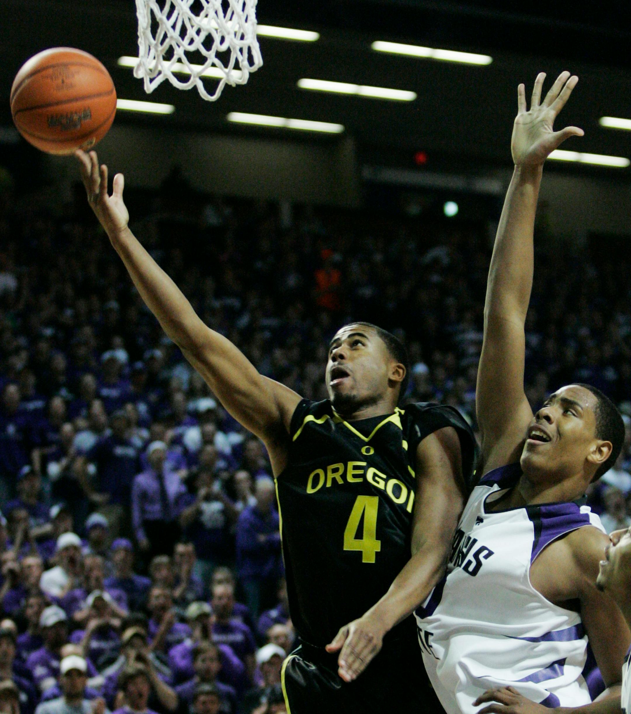Oregon guard Bryce Taylor (4) shoots while guarded by Kansas State forward Ron Anderson (40) during the first half of a basketball game in Manhattan, Kan., Thursday, Nov. 29, 2007. Taylor scored 18 points to lead Oregon to an 80-77 win in overtime. (AP Photo/Orlin Wagner)