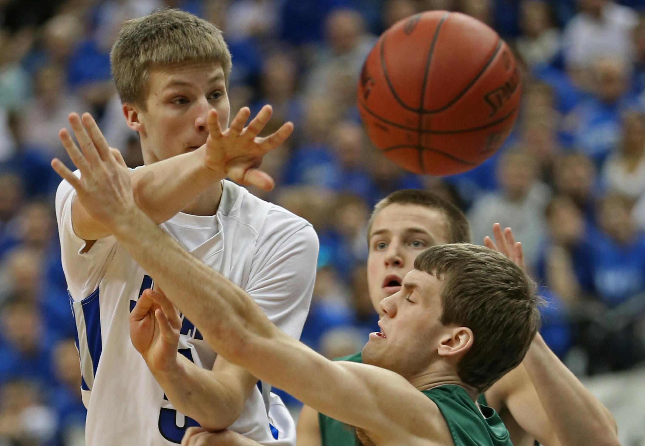 (left to right) Belgrade-Brooten-Elrosa's Brian Goodwin passed past Rushfor-Peterson's Seth Thompson.] Boys Basketball Tournament, Rushford-Peterson vs. Belgrade-Brooten-Elrosa, Class 1A championship game at Target Center, 3/15/14. Bruce Bisping/Star Tribune bbisping@startribune.com Brian Goodwin, Seth Thompson/roster.