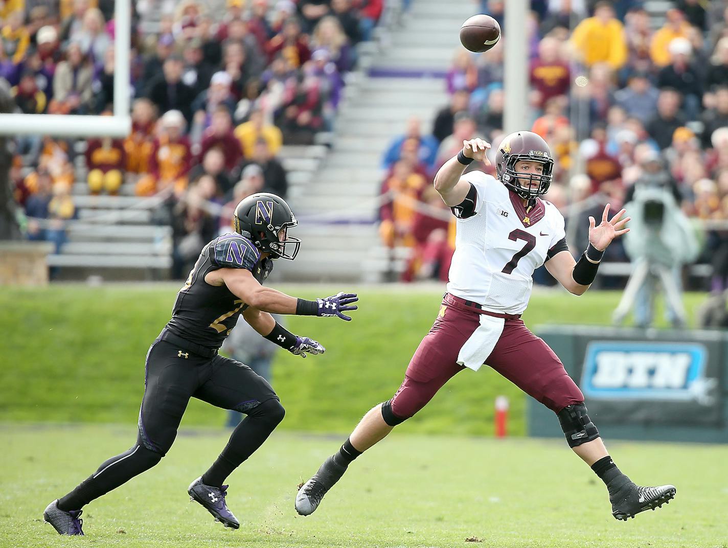 Minnesota quarterback Mitch Leidner made a pass in the first quarter against Northwestern.