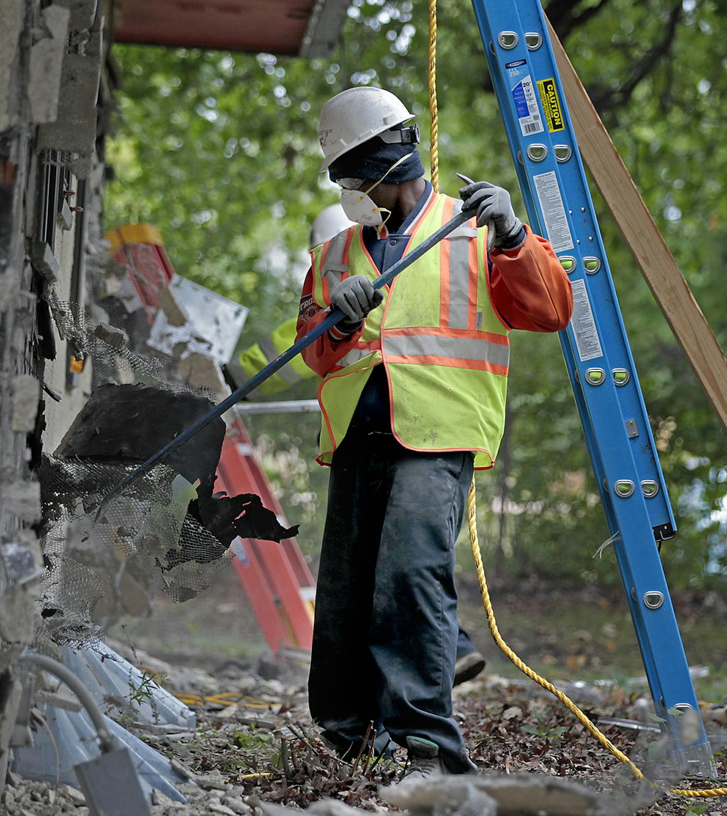 Members of the Better Futures Minnesota program worked on a building deconstruction in Shoreview, MN, Wednessday, September 10, 2014. The process aims to divert trashed materials from the landfill. ] (ELIZABETH FLORES/STAR TRIBUNE) ELIZABETH FLORES &#x2022; eflores@startribune.com