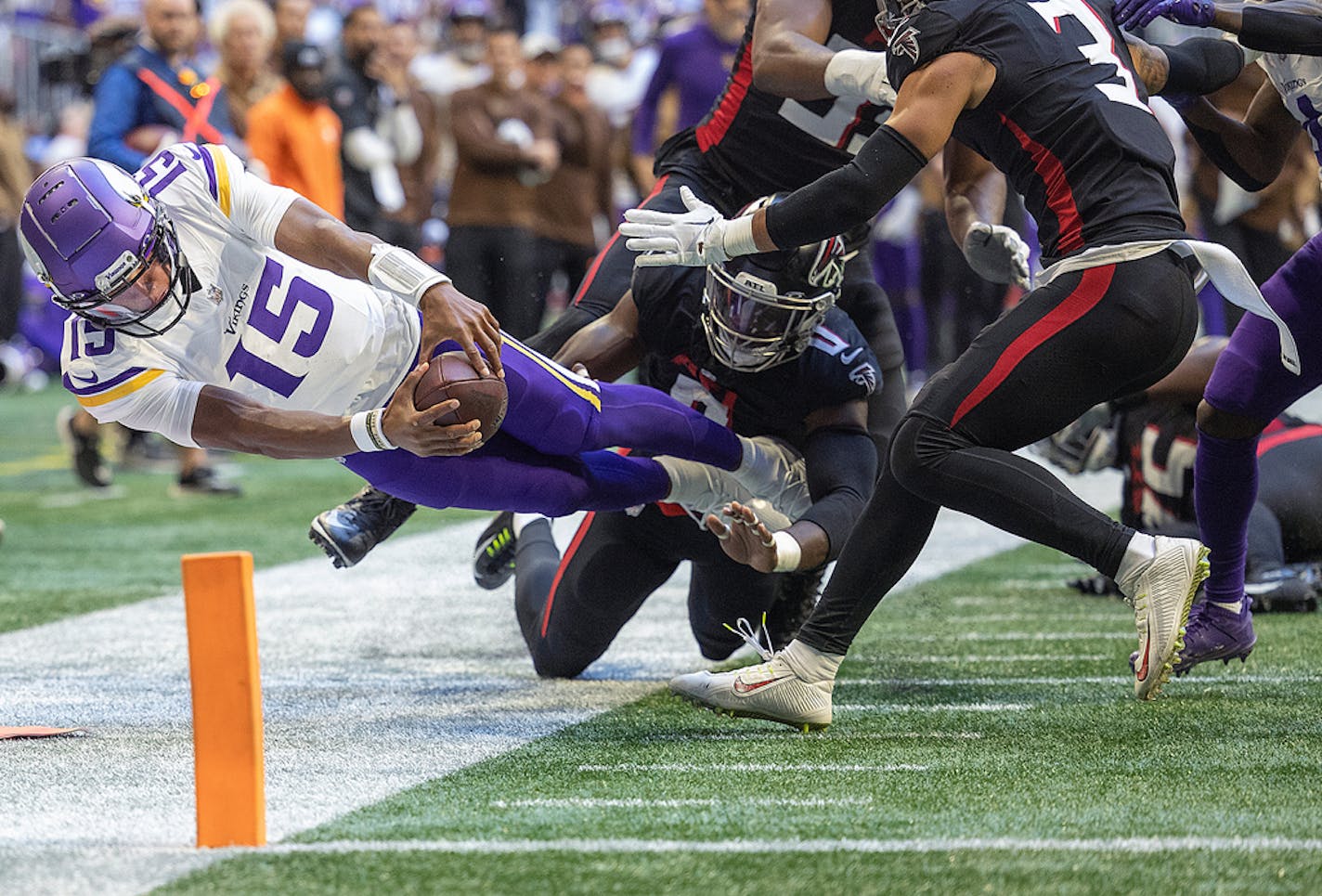 Vikings quarterback Joshua Dobbs (15) dives just short of the end zone for a first down in the second quarter at Mercedes-Benz Stadium in Atlanta, Georgia, on Friday, Nov. 3, 2023. ] Elizabeth Flores • liz.flores@startribune.com